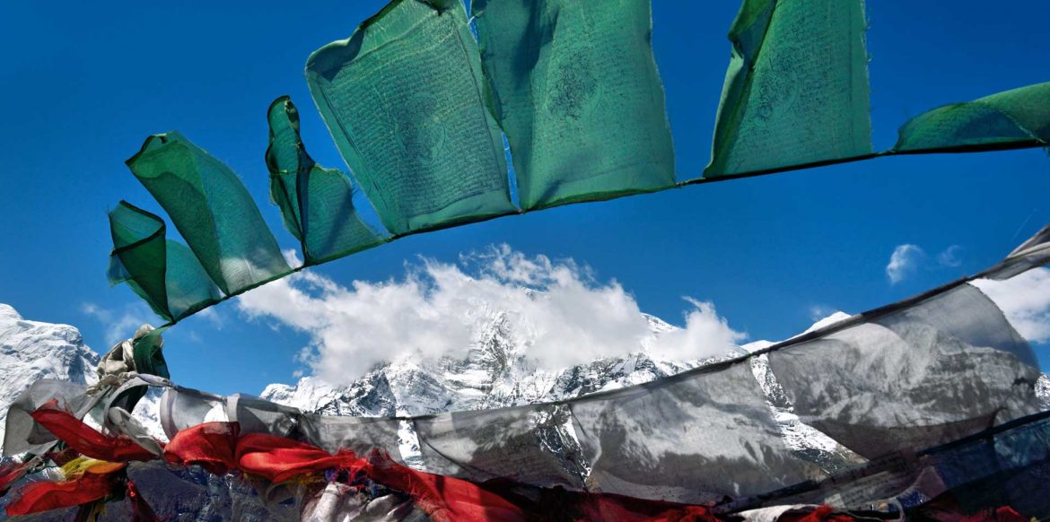 buddhist-prayer-flags-YQUDZ4C