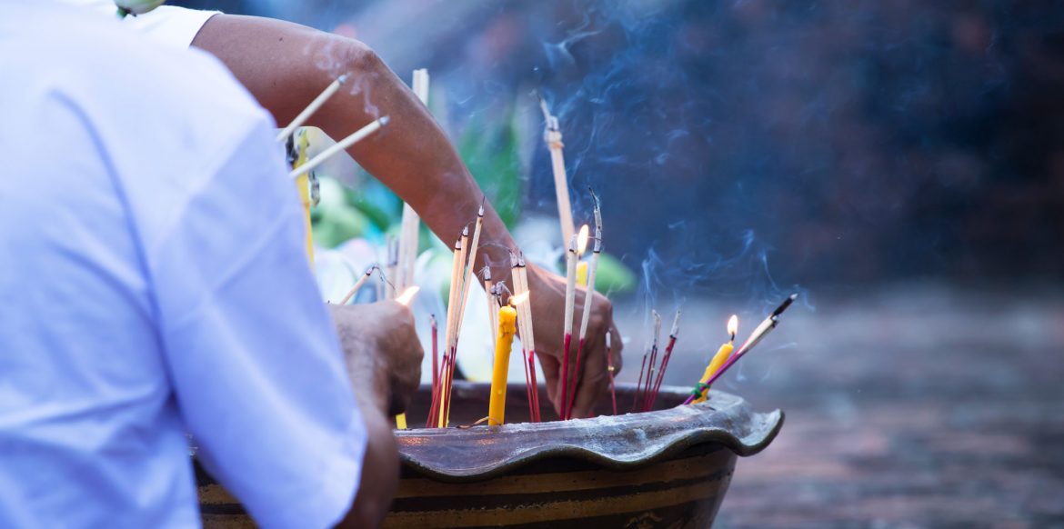 burning-incense-sticks-in-a-buddhist-temple-in-tha-A6ZWVFN