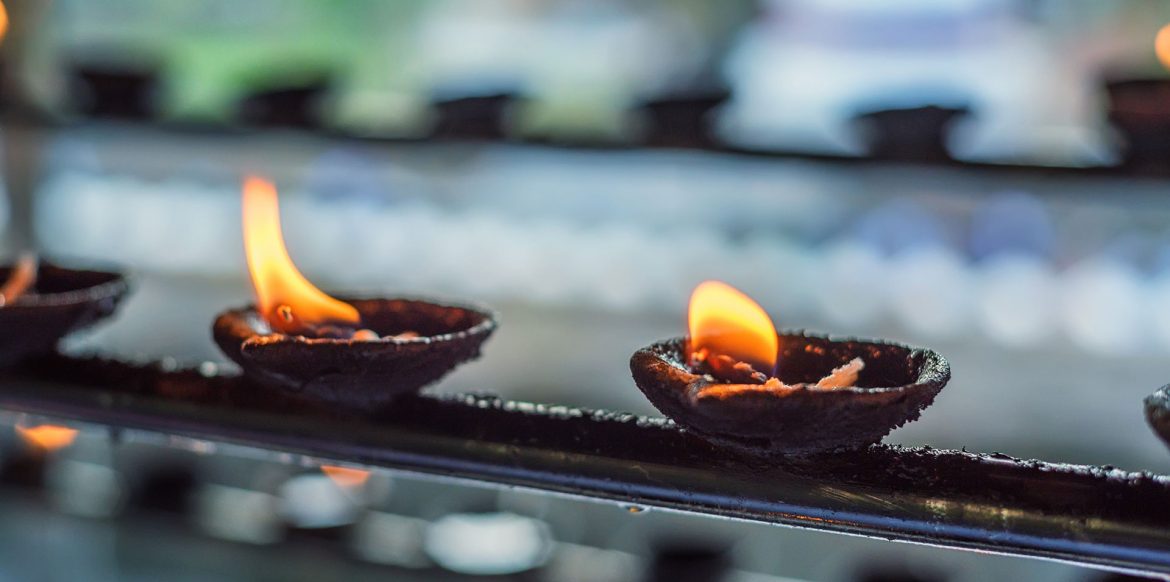 coconut-oil-lamps-in-temple-QNZ5WFT