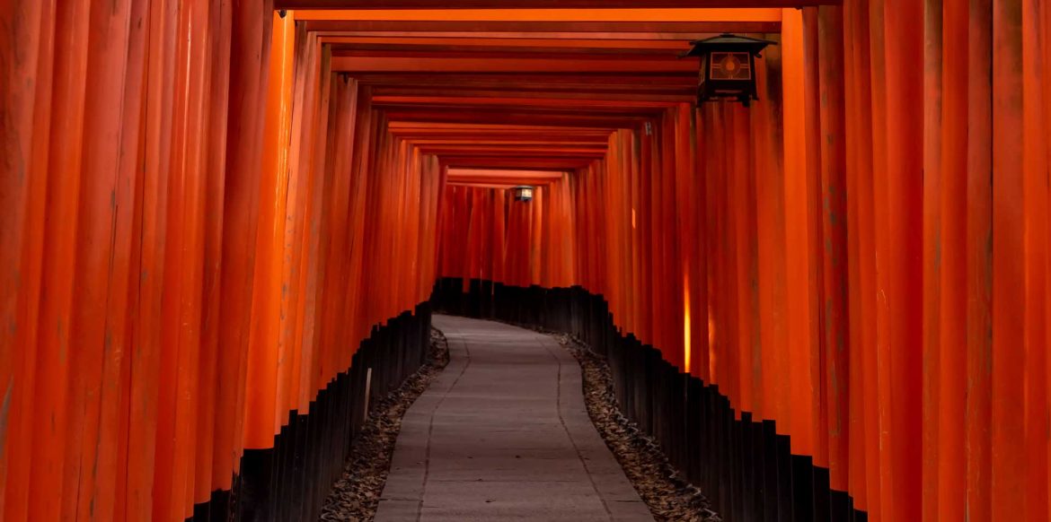 fushimi-inari-shrine-gates-kyoto-YUE7R6Q