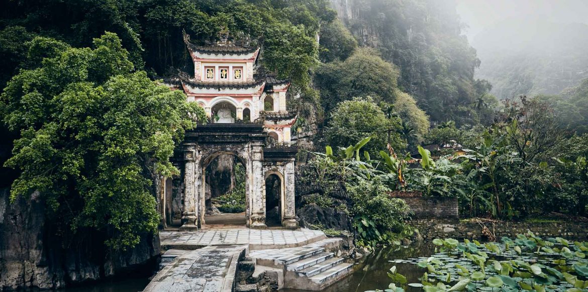 old-temple-in-the-middle-of-vietnamese-nature-Y2NZMJ3