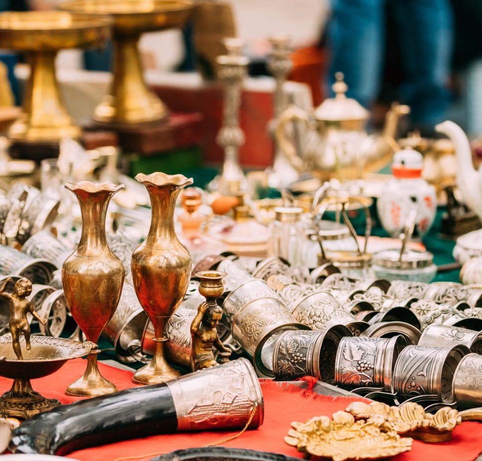 tbilisi-georgia-shop-flea-market-of-antiques-old-r-PXM5XDP