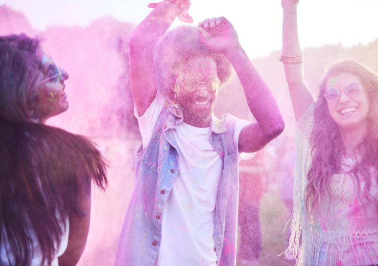 colorful-friends-dancing-in-holi-colors-AKDC9YF