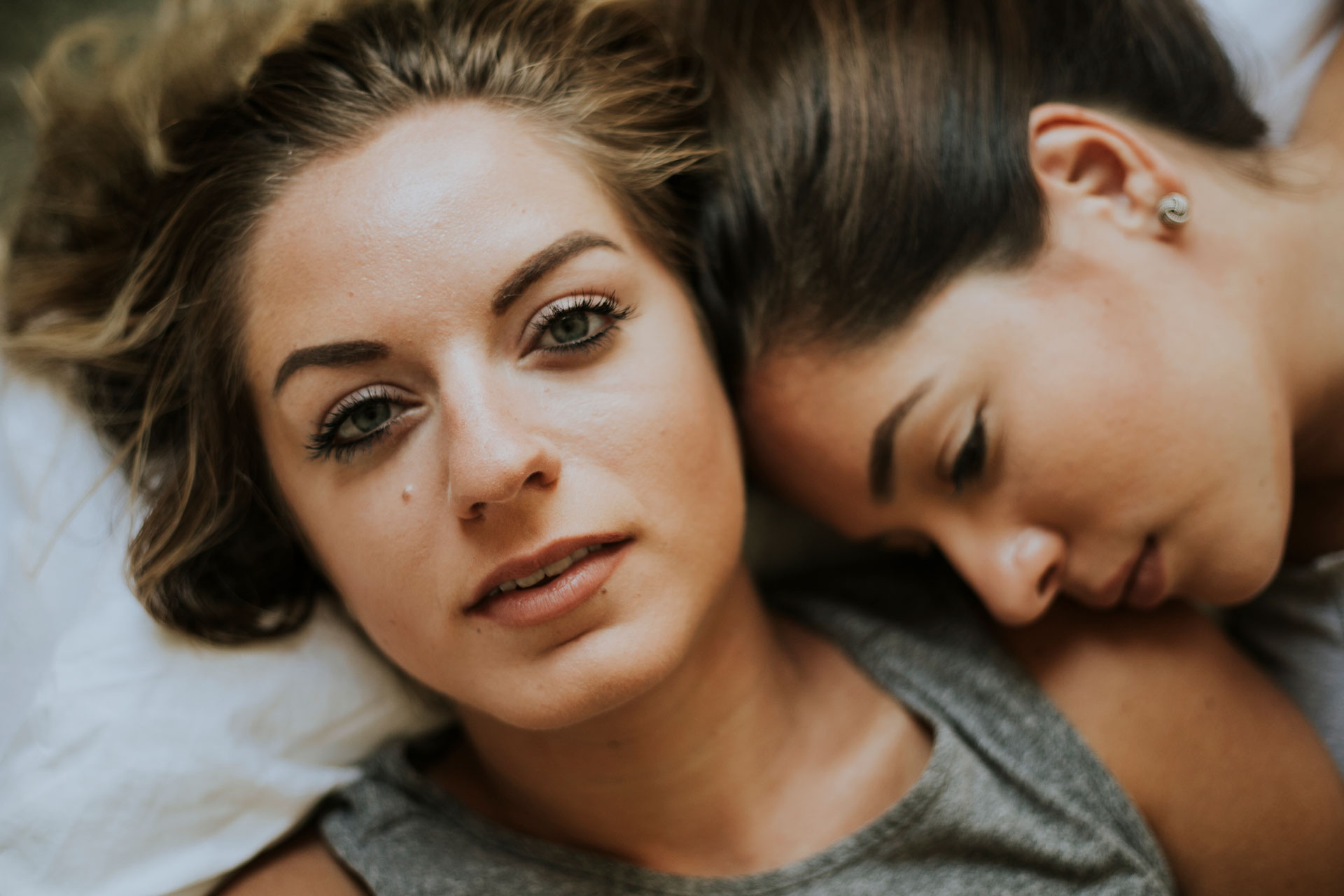 lesbian-couple-together-in-bed-HFYEQ9X